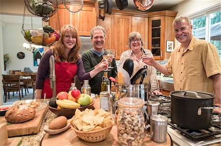 simsearch:628-07072156,k - Two senior couples getting together for a dinner party. Photographie de stock - Premium Libres de Droits, Code: 6118-09139587