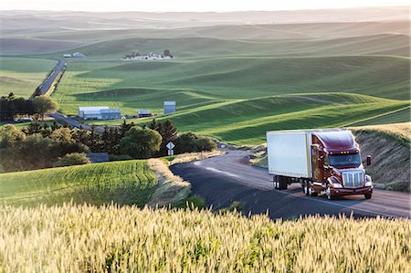 simsearch:614-07444377,k - Commercial truck driving though wheat fields of eastern Washington, USA at sunset. Photographie de stock - Premium Libres de Droits, Code: 6118-09139506