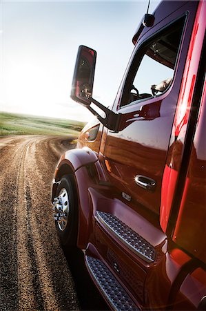 simsearch:6118-09139465,k - Close up side view looking forward of a  commercial truck on a highway at sunset. Photographie de stock - Premium Libres de Droits, Code: 6118-09139513