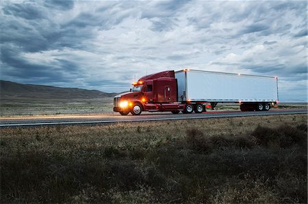 Truck on a highway through the grasslands area of eastern Washington, USA. Foto de stock - Sin royalties Premium, Código: 6118-09139512