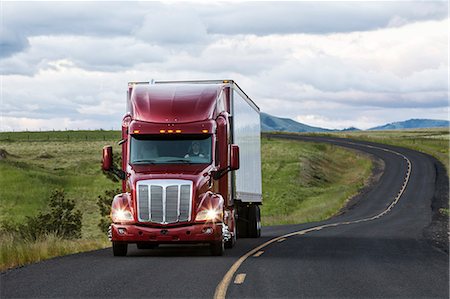 remoto (aislado) - truck on a highway through the grasslands area of eastern Washington, USA. Foto de stock - Sin royalties Premium, Código: 6118-09139522