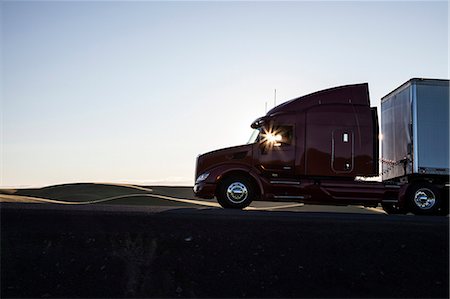 simsearch:6118-09139467,k - Silhouette of a  commercial truck driving on a highway at sunset. Foto de stock - Sin royalties Premium, Código: 6118-09139534