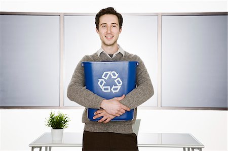 simsearch:6118-09139628,k - Caucasian businessman holding a recycle waste basket in his office. Foto de stock - Sin royalties Premium, Código: 6118-09139643