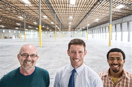 riesig - Multi-racial group of men standing in front of loading dock doors in a new empty warehouse. Stockbilder - Premium RF Lizenzfrei, Bildnummer: 6118-09139955