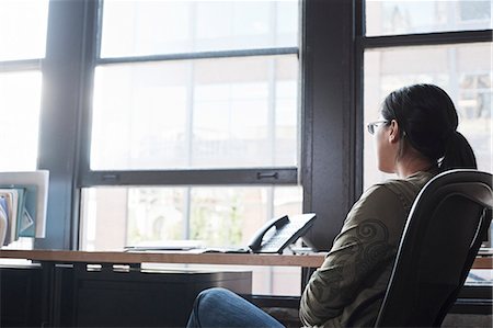 simsearch:6118-09139986,k - Asian woman working at her desk in a creative office. Foto de stock - Sin royalties Premium, Código: 6118-09139979