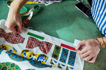 simsearch:6118-09079251,k - High angle close up of fashion designer working in his studio, measuring fabric. Foto de stock - Sin royalties Premium, Código: 6118-09200175