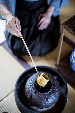 simsearch:632-05992254,k - High angle close up of traditional Japanese Tea Ceremony, man using a Hishaku, a bamboo ladle, to pour hot water. Photographie de stock - Premium Libres de Droits, Code: 6118-09200283