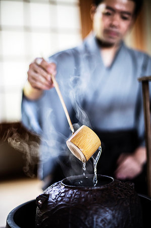 simsearch:6118-09200284,k - Close up of traditional Japanese Tea Ceremony, man using a Hishaku, a bamboo ladle, to pour hot water. Stock Photo - Premium Royalty-Free, Code: 6118-09200280