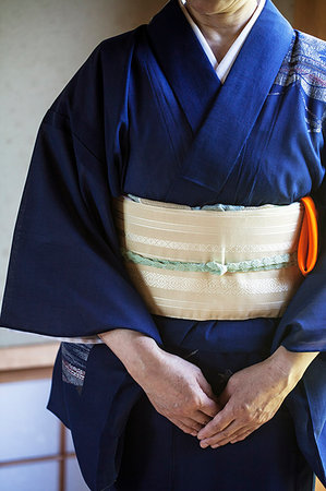 simsearch:6118-09200260,k - Close up of Japanese woman wearing traditional bright blue kimono with cream coloured obi kneeling on floor. Photographie de stock - Premium Libres de Droits, Code: 6118-09200231