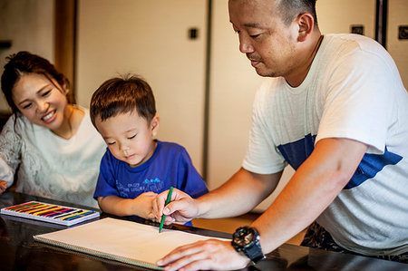 simsearch:6118-09079313,k - Japanese woman, man and little boy sitting at a table, drawing with colouring pens. Stock Photo - Premium Royalty-Free, Code: 6118-09200353