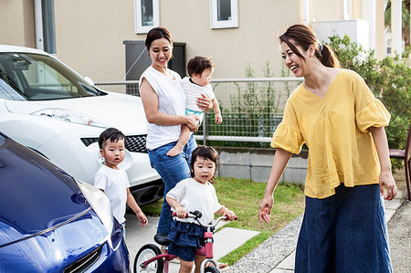 simsearch:6118-09079313,k - Two smiling Japanese women and three young children standing next to parked car in a street. Stock Photo - Premium Royalty-Free, Code: 6118-09200380