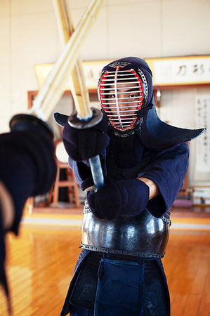 peto - Two Japanese Kendo fighters wearing Kendo masks practicing with wood sword in gym. Foto de stock - Sin royalties Premium, Código: 6118-09200475