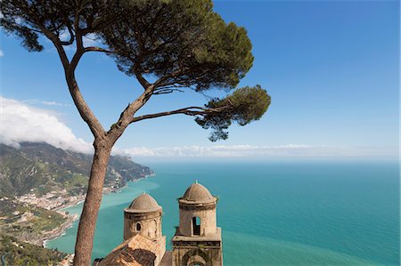 The twin domes of San Pantaleone Church from Villa Rofolo in Ravello, Amalfi Coast (Costiera Amalfitana), UNESCO World Heritage Site, Campania, Italy, Mediterranean, Europe Photographie de stock - Premium Libres de Droits, Code: 6119-07443774