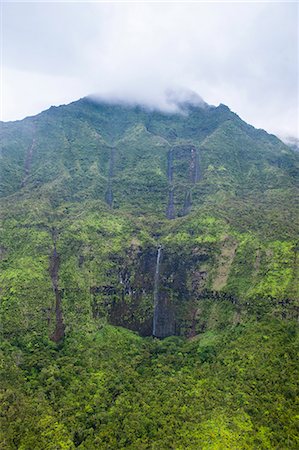 simsearch:6119-07443885,k - Aerial of a waterfall in the interior of Kauai, Hawaii, United States of America, Pacific Photographie de stock - Premium Libres de Droits, Code: 6119-07443805