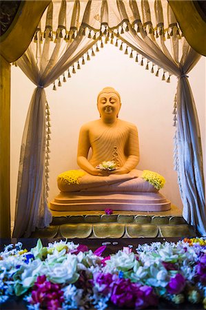 Temple of the Sacred Tooth Relic (Sri Dalada Maligawa), Buddha statue in a lotus position, Kandy, Sri Lanka, Asia Foto de stock - Sin royalties Premium, Código: 6119-07451145