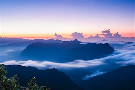 dreamy - View of mountains from the 2443m summit of Adams Peak (Sri Pada) at sunrise, Central Highlands, Sri Lanka, Asia Foto de stock - Sin royalties Premium, Código: 6119-07451189