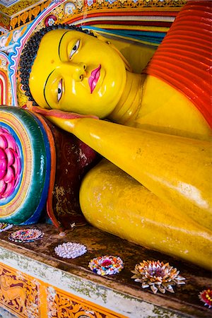 Colourful reclining Buddha statue at Isurumuniya Vihara, Anuradhapura, UNESCO World Heritage Site, Sri Lanka,Asia Foto de stock - Sin royalties Premium, Código: 6119-07451197