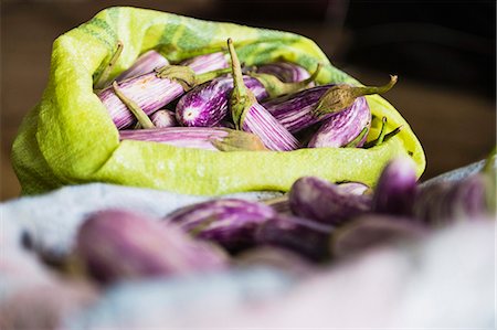 Dambulla vegetable market, purple vegetable known as Brinjal for sale, Dambulla, Central Province, Sri Lanka, Asia Foto de stock - Royalty Free Premium, Número: 6119-07451219