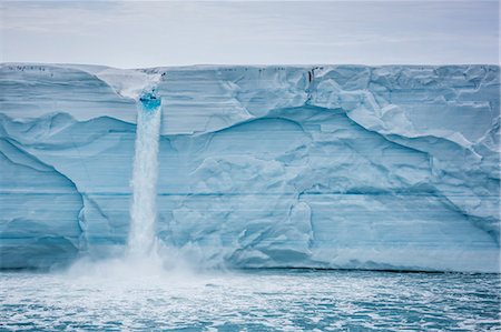 derretimiento - Melt water cascading off Austfonna, Nordaustlandet, Svalbard, Norway, Scandinavia, Europe Foto de stock - Sin royalties Premium, Código: 6119-07451313