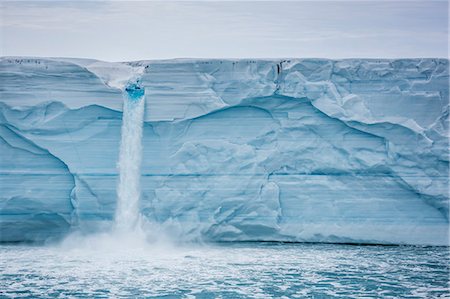 Melt water cascading off Austfonna, Nordaustlandet, Svalbard, Norway, Scandinavia, Europe Photographie de stock - Premium Libres de Droits, Code: 6119-07451313