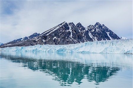 Reflected waters at Monacobreen, Spitsbergen, Svalbard, Norway, Scandinavia, Europe Foto de stock - Royalty Free Premium, Número: 6119-07451310