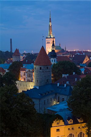 Elevated view of lower Old Town with Oleviste Church in the background, UNESCO World Heritage Site, Tallinn, Estonia, Europe Foto de stock - Sin royalties Premium, Código: 6119-07451497