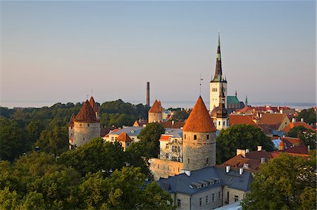 estonia - Elevated view of lower Old Town with Oleviste Church in the background, UNESCO World Heritage Site, Tallinn, Estonia, Europe Fotografie stock - Premium Royalty-Free, Codice: 6119-07451494