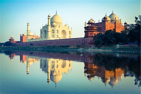 The Taj Mahal reflected in the Yamuna River, UNESCO World Heritage Site, Agra, Uttar Pradesh, India, Asia Photographie de stock - Premium Libres de Droits, Code: 6119-07451565