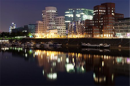 Neuer Zollhof, designed by Frank Gehry, Media Harbour (Medienhafen), Dusseldorf, North Rhine Westphalia, Germany, Europe Fotografie stock - Premium Royalty-Free, Codice: 6119-07451696