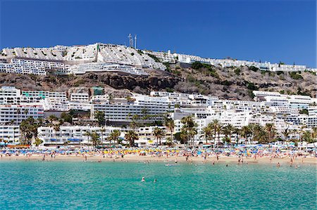 People at the beach and apartments, Puerto Rico, Gran Canaria, Spain, Atlantic, Europe Foto de stock - Sin royalties Premium, Código: 6119-07451763