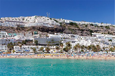 puerto rico - People at the beach and apartments, Puerto Rico, Gran Canaria, Spain, Atlantic, Europe Foto de stock - Sin royalties Premium, Código: 6119-07451763