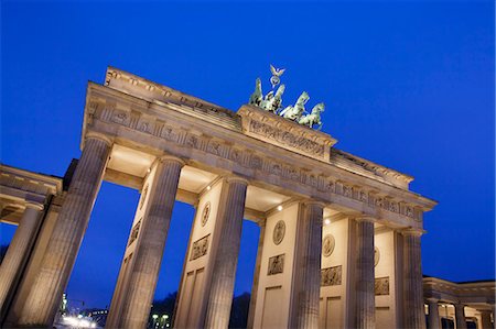porta di brandeburgo - Brandenburg Gate (Brandenburger Tor) and Quadriga winged victory, Unter den Linden, Berlin, Germany, Europe Fotografie stock - Premium Royalty-Free, Codice: 6119-07451783