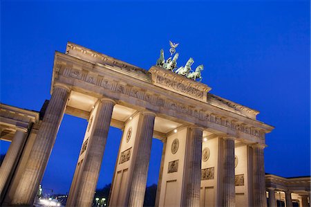 simsearch:872-08082739,k - Brandenburg Gate (Brandenburger Tor) and Quadriga winged victory, Unter den Linden, Berlin, Germany, Europe Photographie de stock - Premium Libres de Droits, Code: 6119-07451783