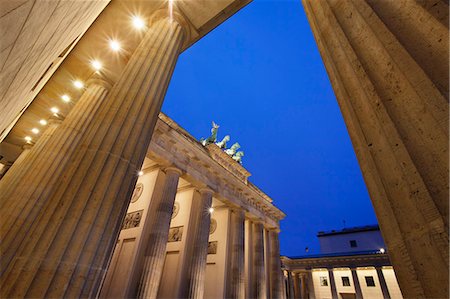 Brandenburg Gate (Brandenburger Tor) and Quadriga winged victory, Unter den Linden, Berlin, Germany, Europe Fotografie stock - Premium Royalty-Free, Codice: 6119-07451784