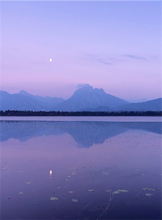 Allgau Alps reflecting in Hopfensee Lake at moonrise, near Fussen, Allgau, Bavaria, Germany, Europe Foto de stock - Sin royalties Premium, Código: 6119-07451718