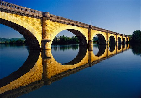 Bridge Over the Dordogne River, Aquitaine, France Photographie de stock - Premium Libres de Droits, Code: 6119-07451988