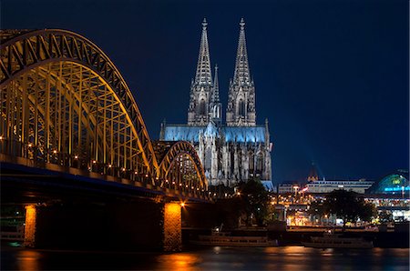 simsearch:841-03061936,k - Cologne cathedral, UNESCO World Heritage Site, and Hohenzollern bridge at dusk, Cologne, Germany, Europe Foto de stock - Sin royalties Premium, Código: 6119-07452054
