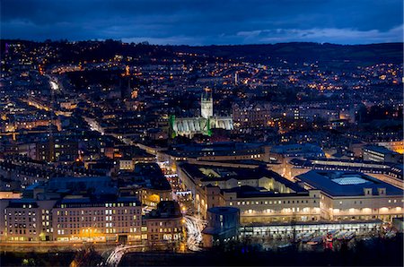 An aerial view of central Bath shows the Abbey and Southgate development at dusk, Bath, Avon, England, United Kingdom, Europe Foto de stock - Royalty Free Premium, Número: 6119-07452034