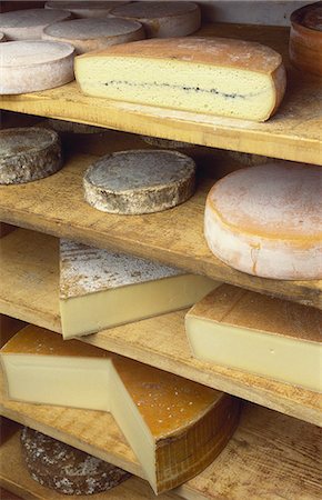 simsearch:400-03928596,k - Variety of Cheeses in a Cheese Shop Foto de stock - Royalty Free Premium, Número: 6119-07452151