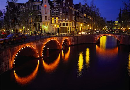 simsearch:841-05848741,k - Illuminated Bridges Reflected in the Canals at Night, Keizersgracht, Amsterdam, Netherlands Foto de stock - Sin royalties Premium, Código: 6119-07452132