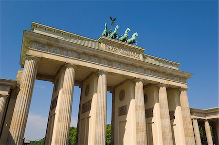 simsearch:6122-07704703,k - The Brandenburg Gate with the Quadriga winged victory statue on top, Pariser Platz, Berlin, Germany, Europe Photographie de stock - Premium Libres de Droits, Code: 6119-07452290