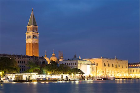 simsearch:6119-07452811,k - The Campanile and Palazzo Ducale (Doges Palace) in St. Mark's Square at night, Venice, UNESCO World Heritage Site, Veneto, Italy, Europe Photographie de stock - Premium Libres de Droits, Code: 6119-07452798