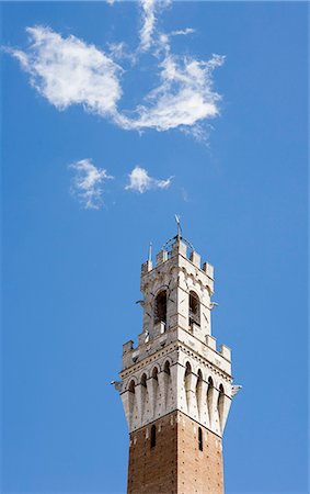 The bell tower of Palazzo Pubblico with cloud, Sienna, Tuscany, Italy Photographie de stock - Premium Libres de Droits, Code: 6119-07452860