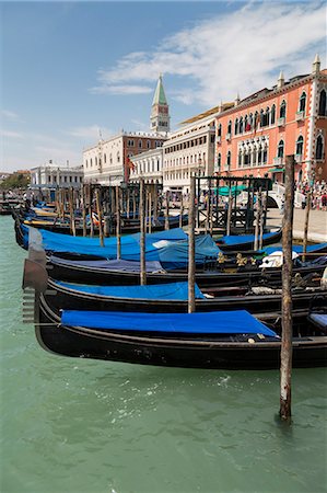 simsearch:6119-07452812,k - Gondolas moored in St. Mark's Basin, Venice, UNESCO World Heritage Site, Veneto, Italy, Europe Stock Photo - Premium Royalty-Free, Code: 6119-07452803