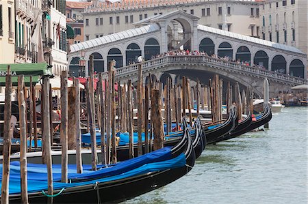 simsearch:6119-07781238,k - Moored gondolas and the Rialto Bridge from the Grand Canal, Venice, UNESCO World Heritage Site, Veneto, Italy, Europe Photographie de stock - Premium Libres de Droits, Code: 6119-07452812