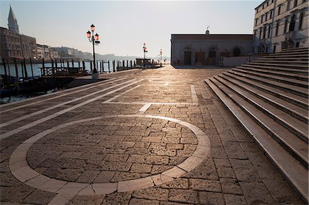 santa maria della salute - Campo della Salute and the steps of Santa Maria della Salute on the Grand Canal in early morning light, Venice, UNESCO World Heritage Site, Veneto, Italy, Europe Foto de stock - Sin royalties Premium, Código: 6119-07452821