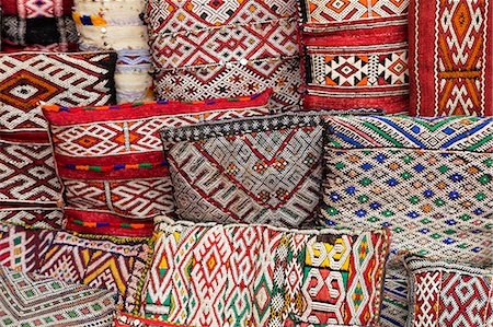 simsearch:640-08089328,k - Traditional colourful Moroccan cushions for sale in the souks, Marrakech, Morocco, North Africa, Africa Photographie de stock - Premium Libres de Droits, Code: 6119-07452834