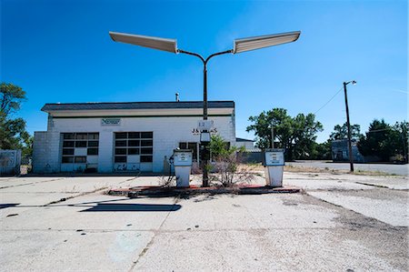 Abandonend petrol station along Route two through Nebraska, United States of America, North America Photographie de stock - Premium Libres de Droits, Code: 6119-07452966