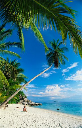 Three People Sunbathing on the Beach of Terengganu, Perhentian Besar, Malaysia Photographie de stock - Premium Libres de Droits, Code: 6119-07453073