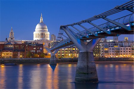 River Thames, Millennium Bridge and St. Paul's Cathedral at dusk, London, England, United Kingdom, Europe Foto de stock - Sin royalties Premium, Código: 6119-07541598